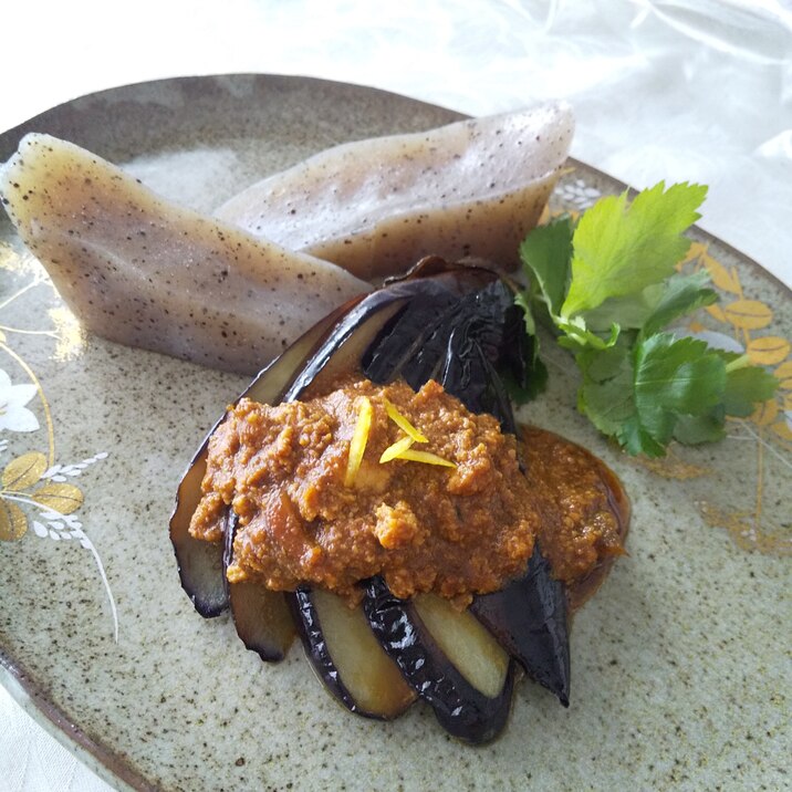 茄子と蒟蒻の赤味噌ソースかけ♪